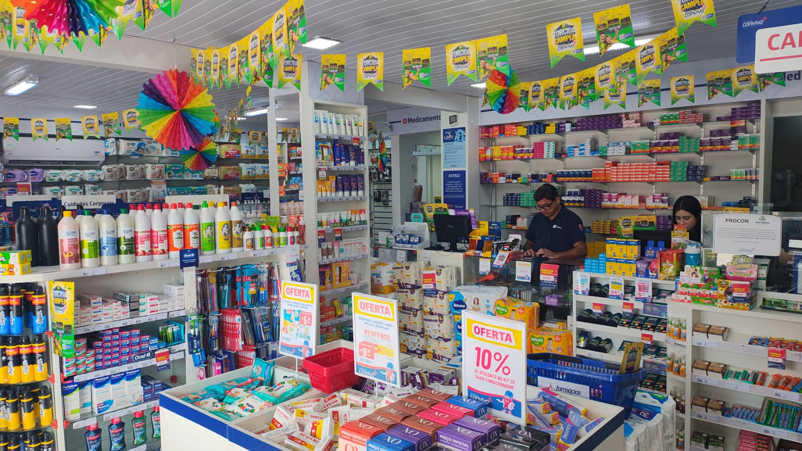 Interior da Farmácia Conviva com produtos e equipe